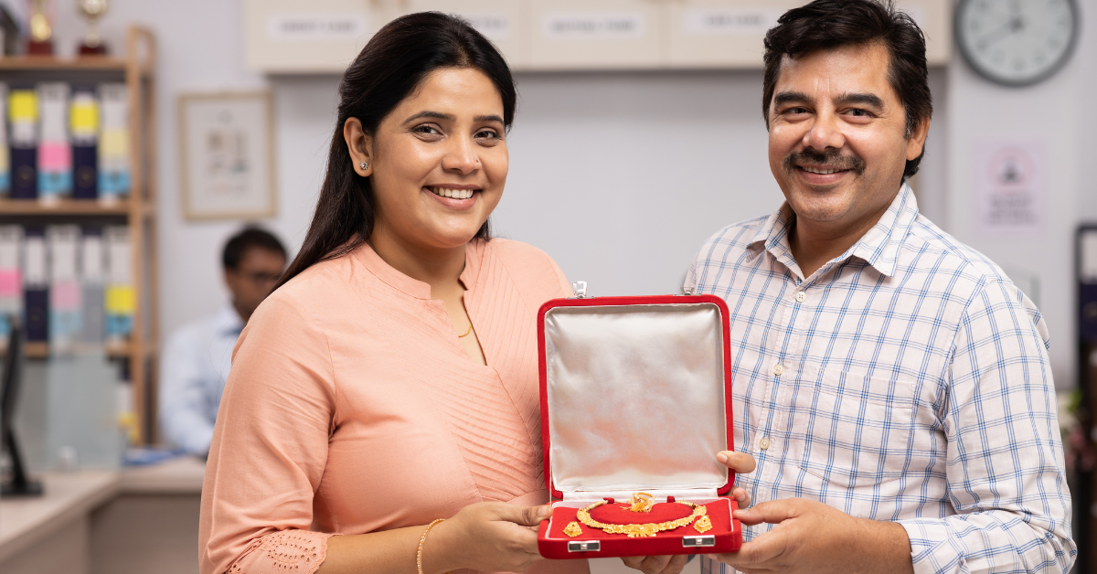 Gold Loan vs Selling Gold: What’s the Smarter Financial Move?